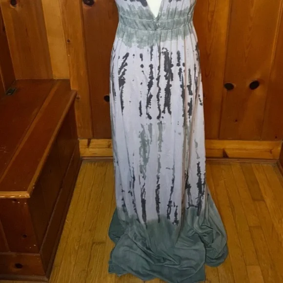 Alternative Medium Dress - Picture 2 of 5